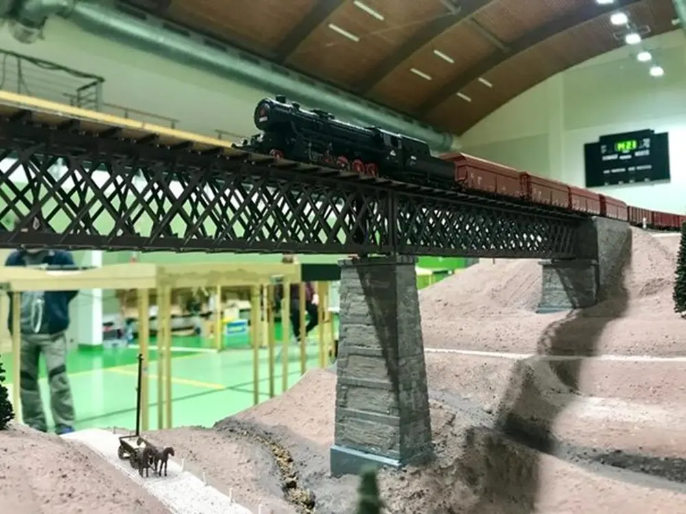 Viadukt před stanicí Hora Svatého Šebestiána